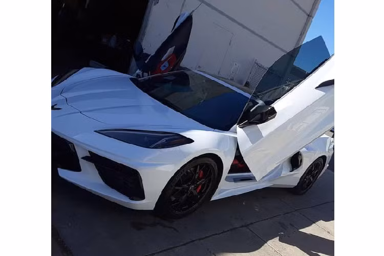 Eikon Motorsport đặt tên cho loại cánh cửa cắt kéo của mình là Vertical Doors, chúng có giá bán dao động từ 1.000 - 2.000 USD (tương đương khoảng 23,2 đến 46,4 triệu đồng).