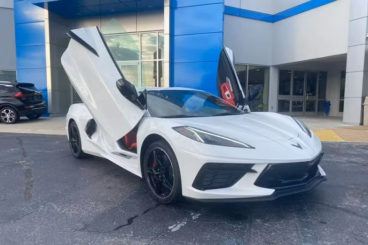 Chịu trách nhiệm sửa đổi chiếc siêu xe Chevrolet Corvette C8 này là Eikon Motorsport, công ty chuyên tạo ra những chiếc cửa cắt kéo phong cách Lamborghini cho mọi kiểu xe. Tính đến nay, chiếc Corvette màu trắng của Eikon Motorsport chính là chiếc Corvette C8 đầu tiên trên thế giới sở hữu cửa cắt kéo.