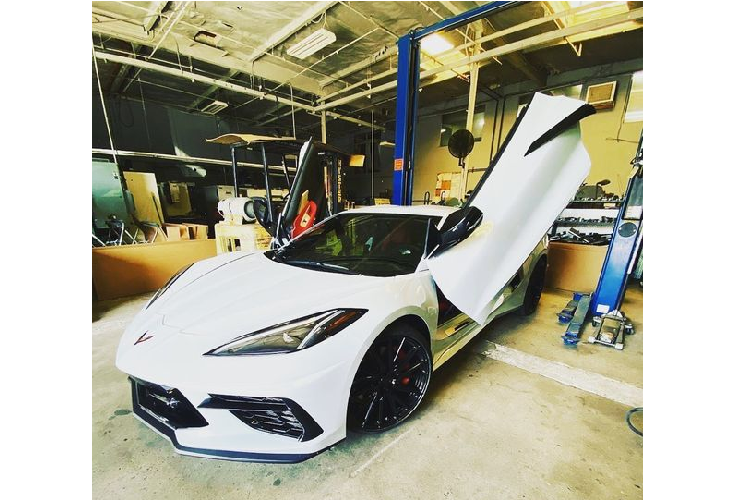 Điều thú vị hơn cả là theo Eikon, khách hàng có thể mua Corvette C8 cửa cắt kéo tại một đại lý Chevrolet chính hãng ở Mỹ. Được biết, Eikon Motorsport có rất nhiều fan hâm mộ, những người yêu thích cửa cắt kéo.