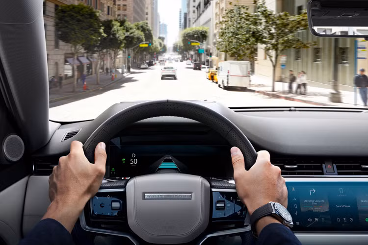 Cả hai động cơ trên Range Rover Evoque thế hệ mới đều sử dụng môtơ khởi động dây đai và pin mới có thể bù lại năng lượng tiêu hao trong quá trình tăng tốc rồi sau đó nạp vào pin 48 volt.