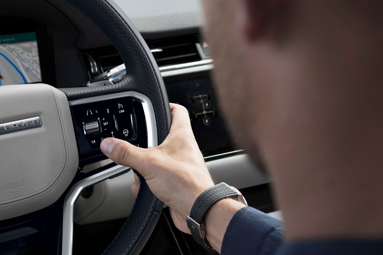 Giá xe Range Rover Evoque 2021 bán khởi điểm tại thị trường Anh quốc vào khoảng 42.167 USD (khoảng 980 triệu đồng).