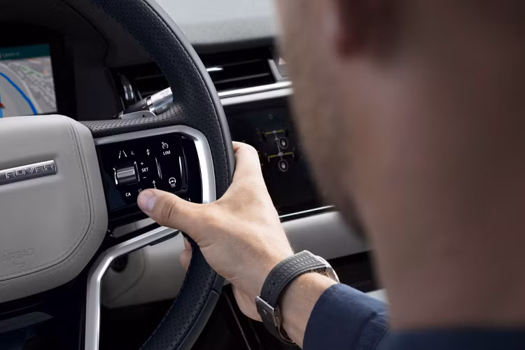 Giá xe Range Rover Evoque 2021 bán khởi điểm tại thị trường Anh quốc vào khoảng 42.167 USD (khoảng 980 triệu đồng).