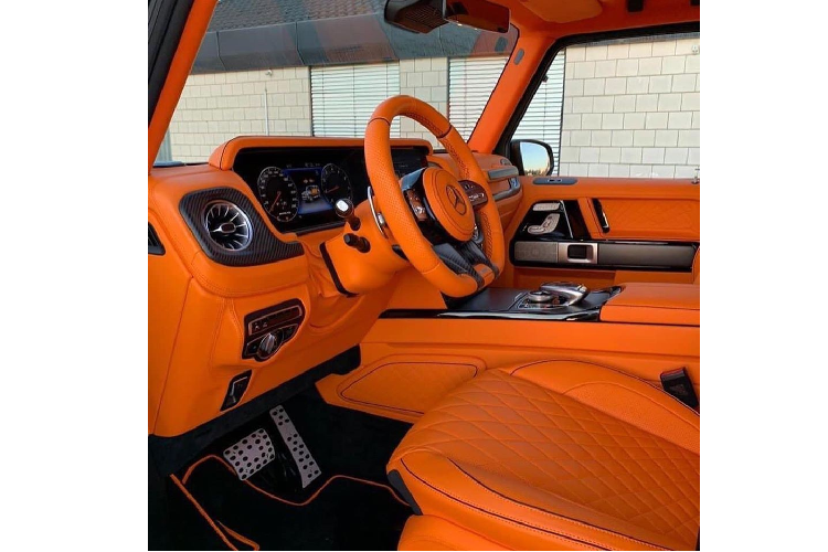 Chiếc SUV hạng sang Mercedes-AMG G63 đời mới độ Brabus đang được chào hàng với các nhà giàu Việt với mức giá hơn 16 tỷ đồng thuộc phiên bản Brabus 800 Widestar. Xe có ngoại thất màu đen bóng kết hợp cùng các chi tiết độ bằng carbon đẹp mắt.