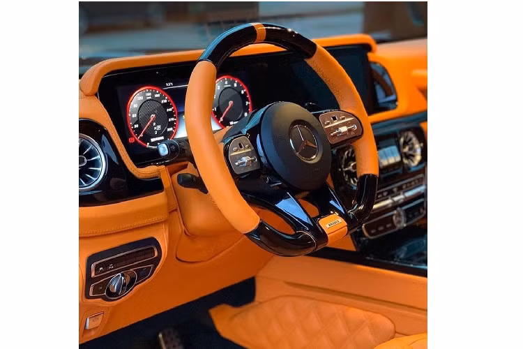 So với Mercedes-AMG G63 đời mới tại Việt Nam, phiên bản độ Brabus 800 Widestar không chỉ có ngoại hình sắc sảo hơn mà còn có khối động cơ V8, dung tích 4.0 lít, tăng áp kép của xe cũng được "thông nòng".