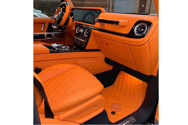 Điểm nhấn của chiếc SUV hạng sang Brabus 800 Widestar đang được chào bán với các khách Việt chính là nội thất bọc da tông màu cam rực như bộ áo sành điệu của hãng thời trang danh tiếng Hermes.