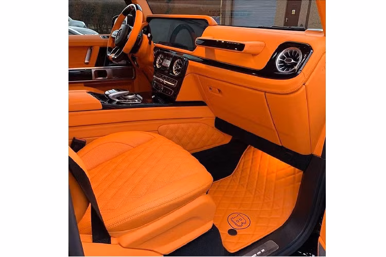 Điểm nhấn của chiếc SUV hạng sang Brabus 800 Widestar đang được chào bán với các khách Việt chính là nội thất bọc da tông màu cam rực như bộ áo sành điệu của hãng thời trang danh tiếng Hermes.