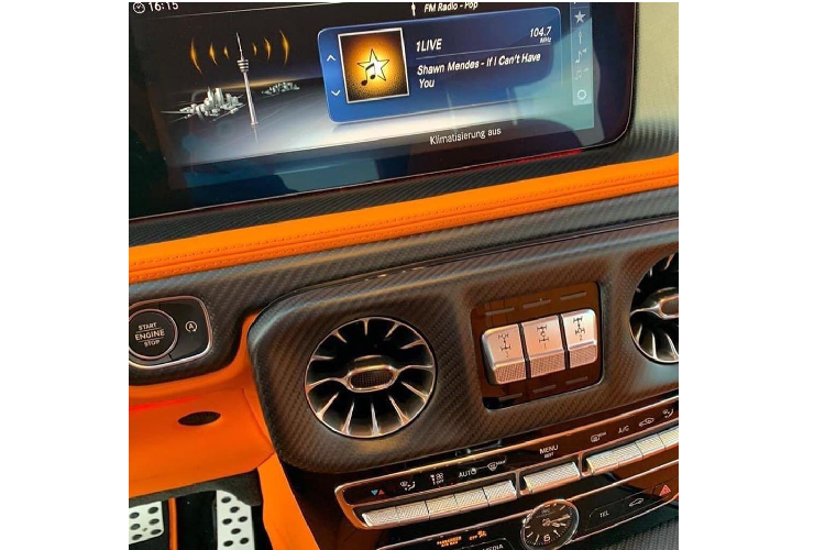 Ngoài ra, trong khoang lái chiếc Brabus 800 Widestar đang được rao bán về Việt Nam còn có nhiều chi tiết bọc sợi carbon. Giá xe Mercedes-AMG G63 Brabus được rao bán hơn 16 tỷ đồng khi về Việt Nam.
