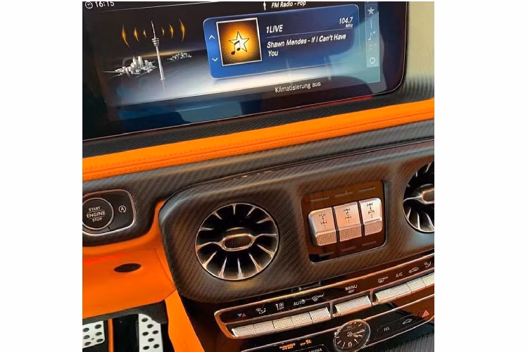 Ngoài ra, trong khoang lái chiếc Brabus 800 Widestar đang được rao bán về Việt Nam còn có nhiều chi tiết bọc sợi carbon. Giá xe Mercedes-AMG G63 Brabus được rao bán hơn 16 tỷ đồng khi về Việt Nam.