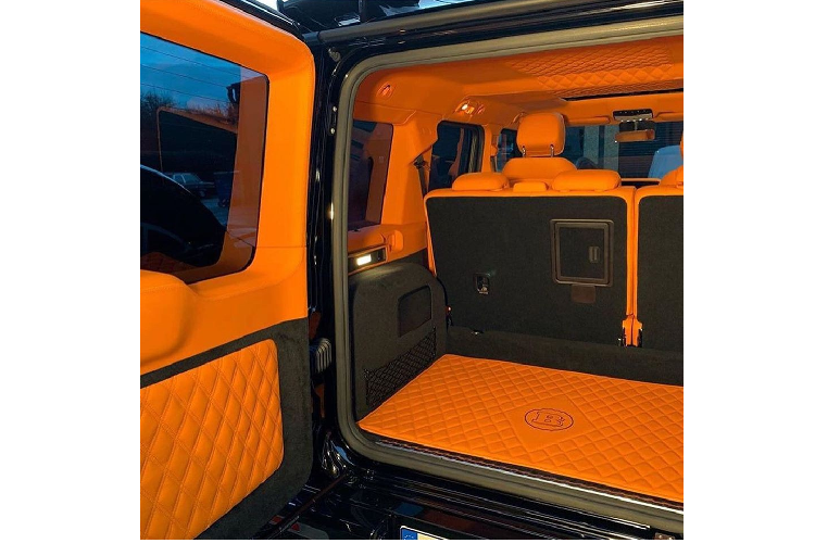 Tất cả các tựa đầu ghế ngồi đều thêu logo chữ B của Brabus. Thảm sàn cho khoang hành lý phía sau và mặt cửa đều bọc da màu cam cao cấp. 