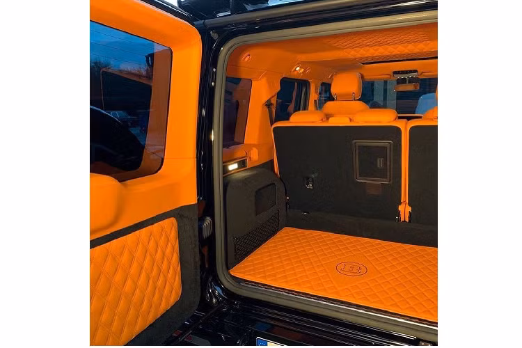 Tất cả các tựa đầu ghế ngồi đều thêu logo chữ B của Brabus. Thảm sàn cho khoang hành lý phía sau và mặt cửa đều bọc da màu cam cao cấp. 