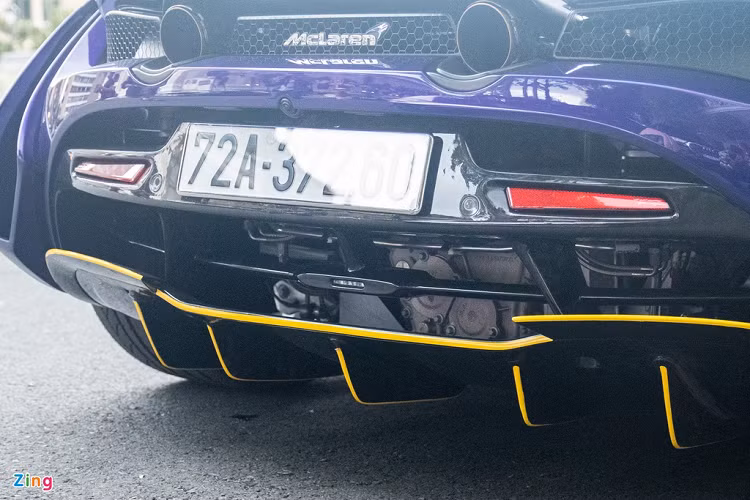 Để tạo điểm nhấn cho ngoại thất, một số chi tiết được phủ màu vàng như viền cản trước/sau, viền ốp hông, khe gió trên vòm bánh trước, khóa tâm bánh xe và kẹp phanh.