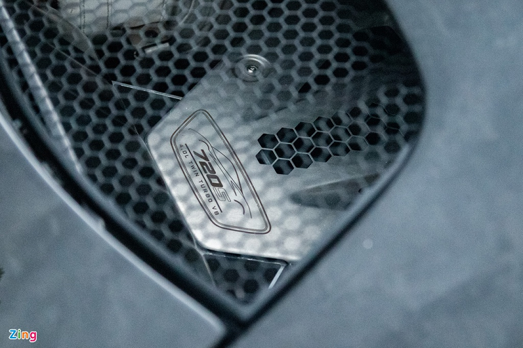 Đáng tiếc là siêu xe này không được nâng cấp động cơ. Cung cấp sức mạnh cho 720S vẫn là động cơ tăng áp kép V8 4.0L cho công suất tối đa 720 mã lực và mô-men xoắn 770 Nm. Nhờ sức mạnh này, 720S có thể tăng tốc 0-100 km/h chỉ trong 2,9 giây. Nếu được nâng cấp hiệu suất theo cấu hình N-Largo, 720S sẽ cho ra công suất hơn 800 mã lực.