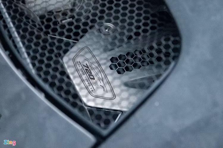 Đáng tiếc là siêu xe này không được nâng cấp động cơ. Cung cấp sức mạnh cho 720S vẫn là động cơ tăng áp kép V8 4.0L cho công suất tối đa 720 mã lực và mô-men xoắn 770 Nm. Nhờ sức mạnh này, 720S có thể tăng tốc 0-100 km/h chỉ trong 2,9 giây. Nếu được nâng cấp hiệu suất theo cấu hình N-Largo, 720S sẽ cho ra công suất hơn 800 mã lực.