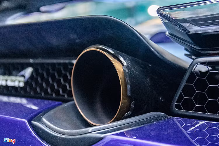 Ở phía sau, xe được trang bị cánh gió mới làm bằng carbon. Hệ thống ống xả cũng được nâng cấp lên thương hiệu FI Exhaust. Hệ thống ống xả này thuộc dòng Signature Titanium, được làm từ titanium màu vàng và phần chụp ống xả bằng carbon. 