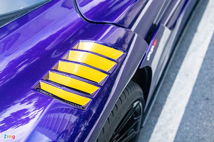 Điểm thay đổi nhiều nhất là nửa thân trước của xe. Nhờ bộ kit mới, phần đầu xe trở nên hầm hố hơn với cảm hứng từ đàn anh Senna. Vòm bánh xe được bổ sung khe gió khí động học mới.