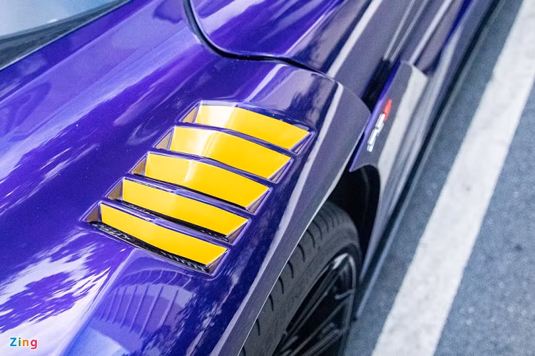 Điểm thay đổi nhiều nhất là nửa thân trước của xe. Nhờ bộ kit mới, phần đầu xe trở nên hầm hố hơn với cảm hứng từ đàn anh Senna. Vòm bánh xe được bổ sung khe gió khí động học mới.