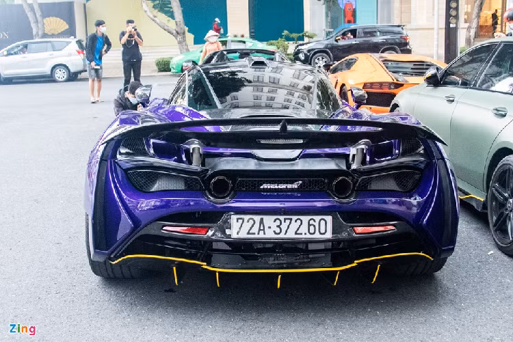 Sau khi nâng cấp bodykit mới, chiều rộng thân xe tăng đôi chút. Cụ thể, vòm bánh trước rộng hơn 60 mm và vòm bánh sau rộng hơn 130 mm. Sự thay đổi này vừa tăng vẻ hầm hố cho xe, vừa cung cấp thêm không gian để bổ sung các chi tiết khí động học.