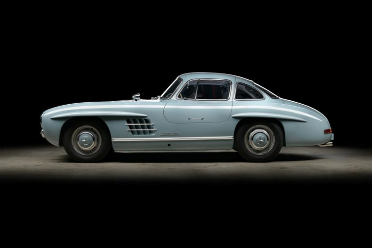  Mercedes-Benz 300SL Gullwing được phát triển dựa trên nền tảng chiếc xe đua W194 năm 1952 của Mercedes với những nâng cấp như hệ thống phun nhiên liệu trực tiếp cơ học giúp tăng công suất lên gần 50% trên động cơ 6 trục cam thẳng 3 lít. Từ đó, chiếc xe này có thể đạt tốc độ tối đa lên tới 263 km/h – Một con số cực kỳ ấn tượng đã biến 300SL Gullwing thành chiếc xe thương mại nhanh nhất ở thời điểm bấy giờ.