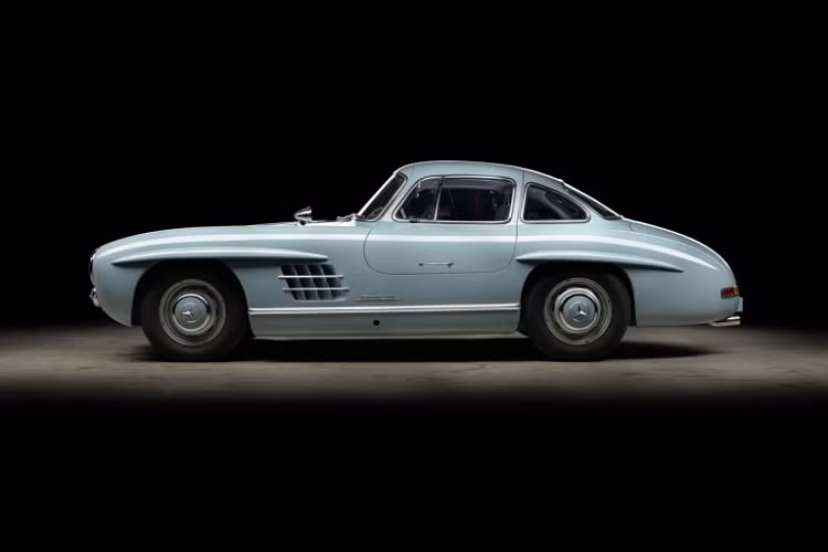  Mercedes-Benz 300SL Gullwing được phát triển dựa trên nền tảng chiếc xe đua W194 năm 1952 của Mercedes với những nâng cấp như hệ thống phun nhiên liệu trực tiếp cơ học giúp tăng công suất lên gần 50% trên động cơ 6 trục cam thẳng 3 lít. Từ đó, chiếc xe này có thể đạt tốc độ tối đa lên tới 263 km/h – Một con số cực kỳ ấn tượng đã biến 300SL Gullwing thành chiếc xe thương mại nhanh nhất ở thời điểm bấy giờ.