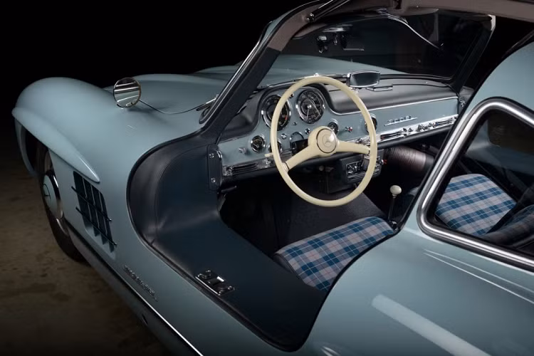 Chủ sở hữu đã chọn cho chiếc xe màu sơn xanh Horizon Blue với gam màu đặc không ánh kim. Đây là màu sơn thường được sử dụng trên những mẫu xe cổ ở thế kỉ trước, từ đó đem lại cho chiếc 300SL một diện mạo khác biệt hoàn toàn với màu sơn bạc ánh kim gốc. Thêm vào đó, khoang nội thất của xe đã được bọc vải với họa tiết kẻ xanh trắng truyền thống, đem lại vẻ đẹp có phần truyền thống cho chiếc xe cổ đầy hấp dẫn.