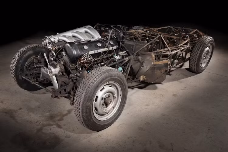 Theo ghi nhận tình trạng khi chiếc xe được đưa tới, chiếc 300SL này mang trên mình phần đèn chiếu sáng của Mercedes 300SL phiên bản mui trần. Thêm vào đó, lịch sử bảo dưỡng cũng như nguồn gốc của chiếc xe không được ghi chép rõ ràng nên ban đầu đã đặt ra cho Thornley Kelham một hoài nghi rằng liệu chiếc xe này có phải là một mẫu xe “hàng dựng” hay không. Tuy nhiên, sau khi tìm hiểu kỹ lưỡng, chiếc 300SL này đã từng gặp tai nạn khiến phần cản trước, cản sau bị hư hại và đã được sửa chữa bằng các bộ phần của 300SL phiên bản mui trần.