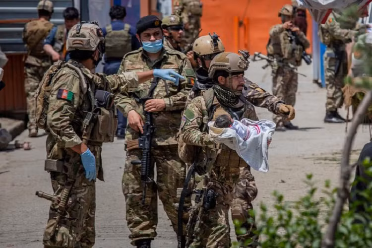 Em be chua co ten da dinh day mau me - ngay kinh hoang o Afghanistan