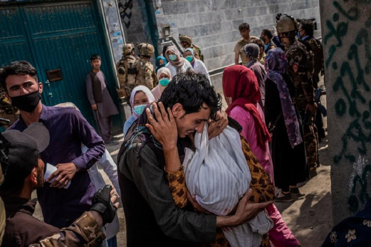 Em be chua co ten da dinh day mau me - ngay kinh hoang o Afghanistan-Hinh-4