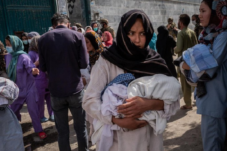 Em be chua co ten da dinh day mau me - ngay kinh hoang o Afghanistan-Hinh-2