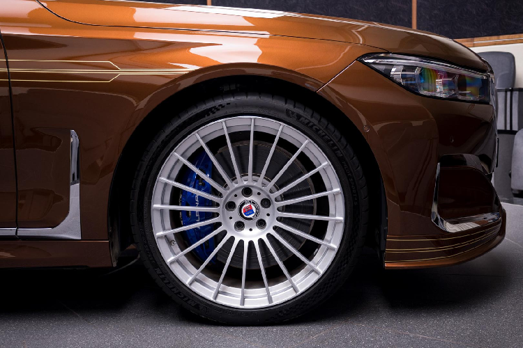 Tuy nhiên, phiên bản Alpina B7 được trưng bày tại BMW thủ đô Abu Dhabi mới thật sự nâng tầm giá trị của sedan cỡ lớn này. Chiếc Alpina B7 được bao phủ bởi màu sơn Hạt dẻ Metallic đươc thực hiện bởi bộ phận cá nhân hóa của BMW. Bên trong, chiếc xe được trang trí bởi 2 tông màu nội thất bọc da Caramel / Coheba Brown.