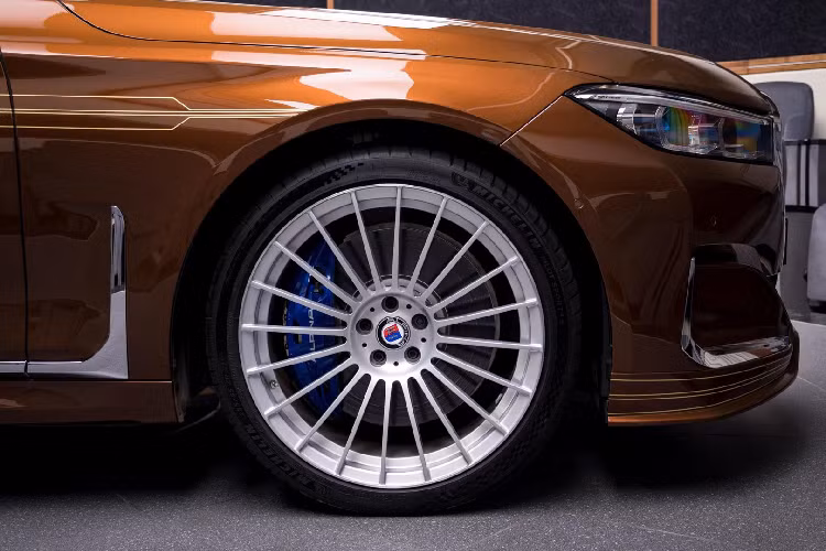 Tuy nhiên, phiên bản Alpina B7 được trưng bày tại BMW thủ đô Abu Dhabi mới thật sự nâng tầm giá trị của sedan cỡ lớn này. Chiếc Alpina B7 được bao phủ bởi màu sơn Hạt dẻ Metallic đươc thực hiện bởi bộ phận cá nhân hóa của BMW. Bên trong, chiếc xe được trang trí bởi 2 tông màu nội thất bọc da Caramel / Coheba Brown.
