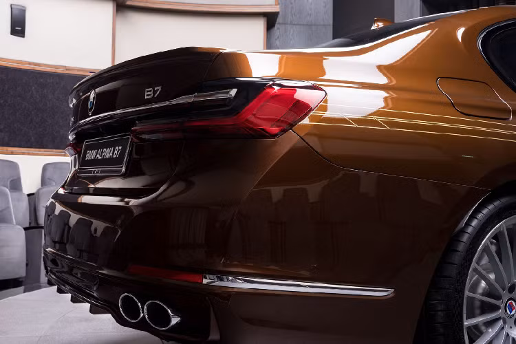 Cộng tất cả các chi phí trang bị cá nhân hóa trên lại với nhau, khách hàng có thể phải tiêu tốn 160,000 USD (khoảng gần 4 tỷ đồng) cho phiên bản Alpina B7 màu hạt dẻ này.