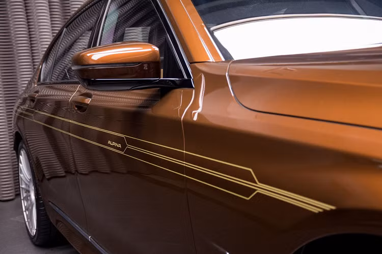 Alpina còn cung cấp thêm tùy chọn mâm xe Classic 21 inch trị giá $1.300, gói trang bị Khoang ghế ngồi cao cấp Read Executive Lounge Seating $5,750 và lót trần chất liệu Anthracite có ánh kim trị giá $1,050.