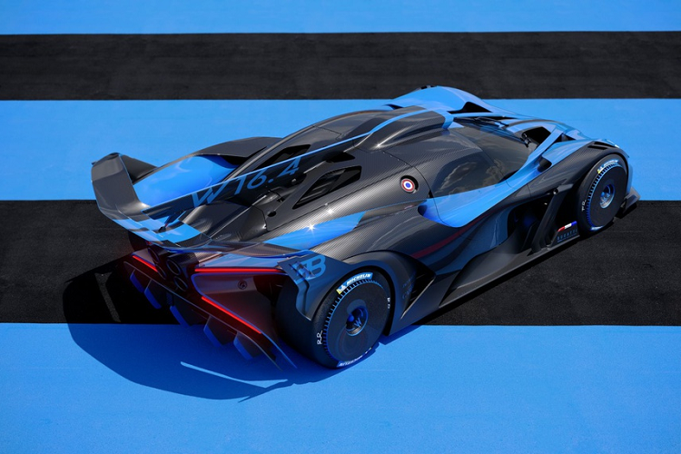 Trọng lượng khô của xe được tối giản hết mức với con số 1.240 kg. Để đạt được điều này, Bugatti đã sử dụng các chất liệu đặc biệt như titanium để làm đinh ốc hoặc các bộ phận khác với công nghệ in 3D, hệ thống phanh và lớp phủ ngoại thất làm từ gốm. Kẹp phanh có khối lượng khoảng 2,4 kg.