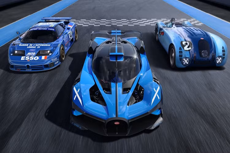 Ngoại thất của Bolide được lấy cảm hứng từ huyền thoại Bugatti Type 35 – vốn từng được ngài Ettore Bugatti tự tay thiết kế, cùng mẫu máy bay siêu thanh Bell X-1 do phi công Chuck Yeager cầm lái. Điều này có thể được thấy rõ thông qua thiết kế đèn hậu hình chữ X của siêu xe Bugatti Bolide.