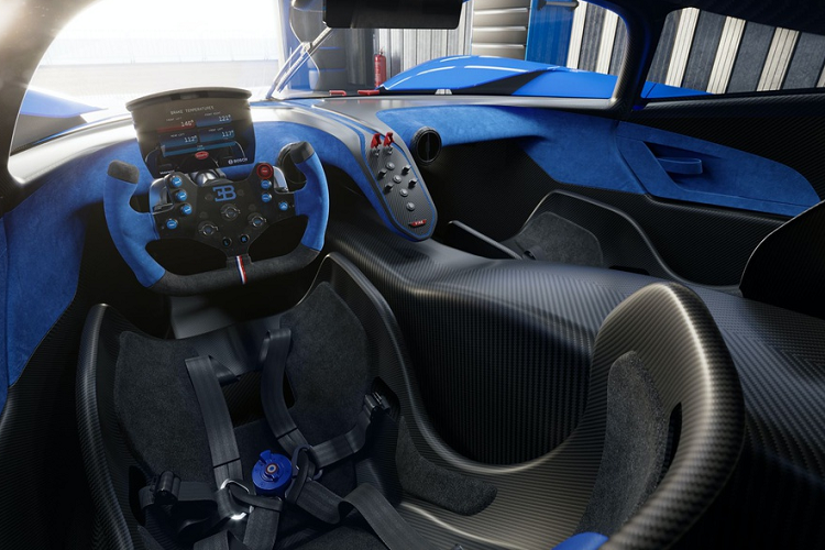 Ngoài ra, xe vẫn giữ nguyên ngôn ngữ thiết kế với Chiron qua các chi tiết có dạng chữ C. Mọi bề mặt bên trong khoang lái đều sử dụng chất liệu sợi carbon hoặc da lộn màu xanh da trời. Bugatti cho biết khoang xe có thể phù hợp với người lái có chiều cao lên đến 2 m, và tựa chân của hành khách cũng có thể điều chỉnh được.