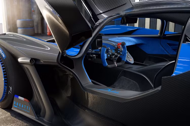 Trái với vẻ ngoài mạnh mẽ táo bạo, nội thất của Bolide khá tối giản. Người lái di chuyển vào bên trong khoang lái qua thiết kế cửa cánh bướm. Xe được trang bị 2 ghế thể thao cùng hệ thống dây đai an toàn 6 điểm, vô lăng với các phím điều chỉnh quá trình vận hành, bảng đồng hồ kỹ thuật số, các phím bấm trên bệ điều khiển trung tâm thay cho cần số.