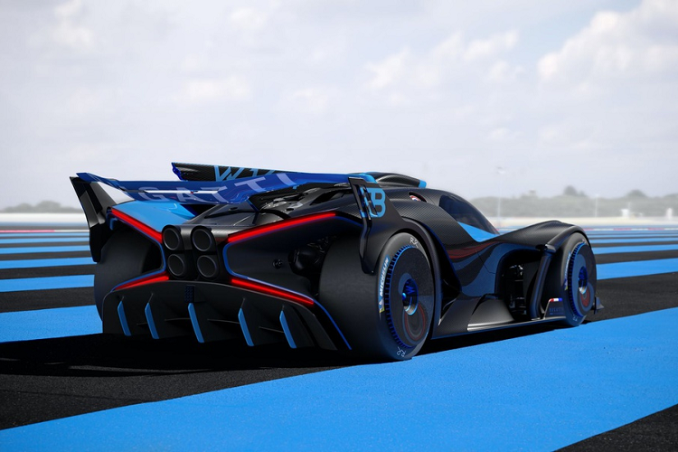 Bộ mâm thiết kế lạ mắt cũng làm từ một chất liệu khác biệt – magnesium, với khối lượng 7,4 kg ở cầu trước và 8,4 kg ở cầu sau, cùng kết cấu mới cho phép thay lốp nhanh. Bề mặt lốp ở cầu trước và sau của Bolide lần lượt là 340 mm và 400 mm, lớn hơn nhiều so với mức 285 mm và 355 mm của Chiron. Bolide sử dụng cấu trúc dẫn động 4 bánh toàn thời gian của Chiron, tuy nhiên lại sử dụng một thiết kế khung gầm hoàn toàn khác biệt.