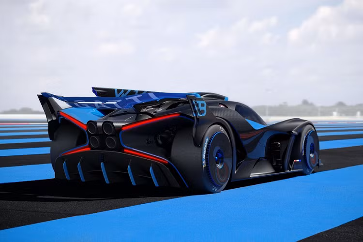 Bộ mâm thiết kế lạ mắt cũng làm từ một chất liệu khác biệt – magnesium, với khối lượng 7,4 kg ở cầu trước và 8,4 kg ở cầu sau, cùng kết cấu mới cho phép thay lốp nhanh. Bề mặt lốp ở cầu trước và sau của Bolide lần lượt là 340 mm và 400 mm, lớn hơn nhiều so với mức 285 mm và 355 mm của Chiron. Bolide sử dụng cấu trúc dẫn động 4 bánh toàn thời gian của Chiron, tuy nhiên lại sử dụng một thiết kế khung gầm hoàn toàn khác biệt.