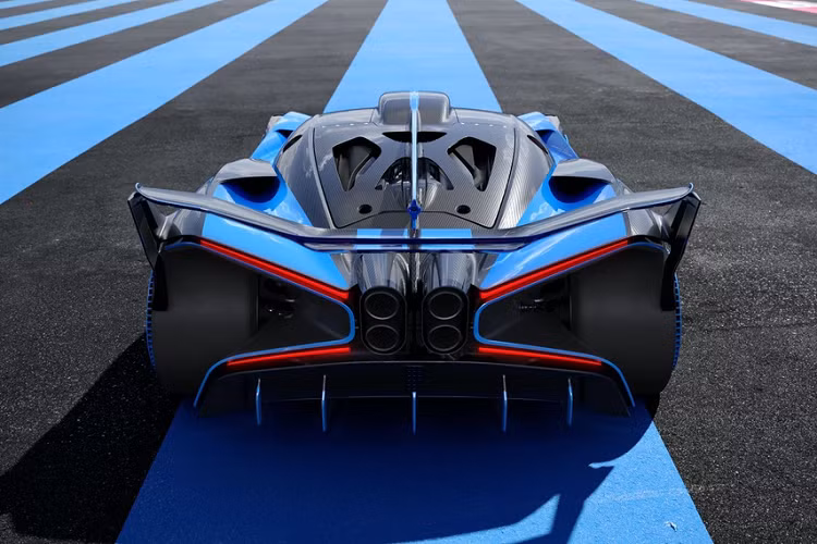 Với tiêu chí thiết kế một chiếc xe có khối lượng tối ưu cùng sức mạnh khủng khiếp từ khối động cơ W16, Bugatti Bolide siêu nhẹ này có công suất 1.600 mã lực, tương tự như mẫu xe Centodieci hay Super Sport 300+.