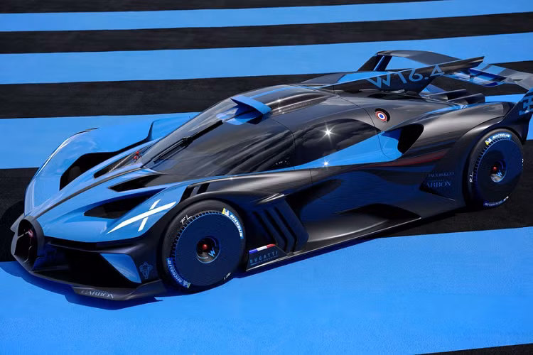 Giới hâm mộ chỉ có thể nhận biết đây là một chiếc Bugatti thông qua lưới tản nhiệt hình móng ngựa đặc trưng. Hãng xe cho biết chỉ có 40% diện tích bề mặt ngoại thất của xe được sơn màu xanh French Racing, và 60% còn lại là sợi carbon được xử lý bề mặt kỹ lưỡng.