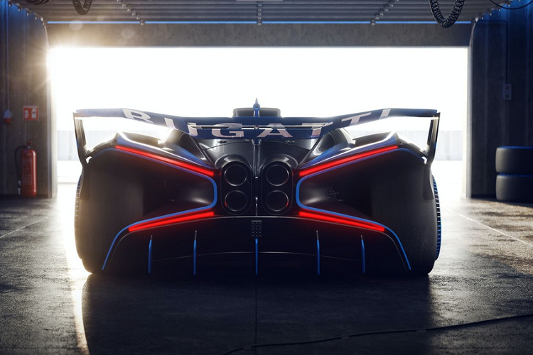 Luồng không khí dịch chuyển quanh xe cũng được tối ưu nhờ vào cánh lướt gió kích thước lớn này. Khi di chuyển ở vận tốc 320 km/h, lực ép xuống của xe lên đến 1.800 kg và 800 kg ở phần đầu xe.