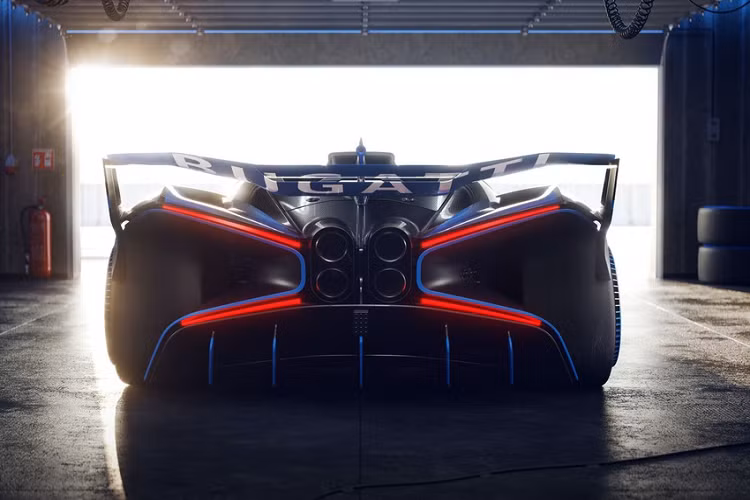 Luồng không khí dịch chuyển quanh xe cũng được tối ưu nhờ vào cánh lướt gió kích thước lớn này. Khi di chuyển ở vận tốc 320 km/h, lực ép xuống của xe lên đến 1.800 kg và 800 kg ở phần đầu xe.