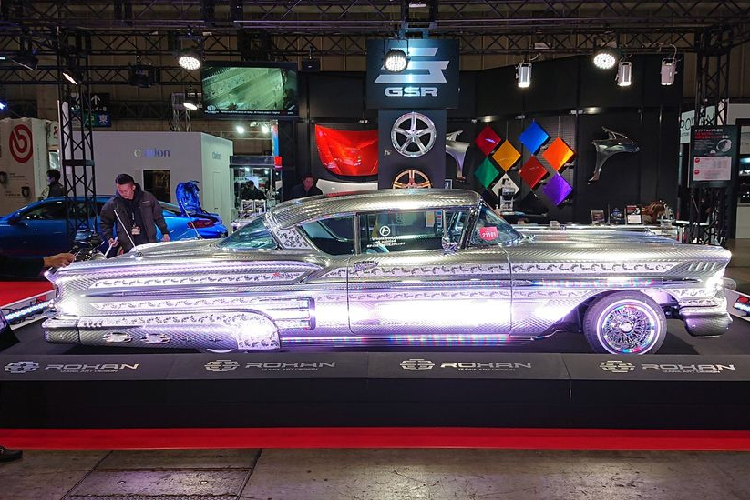 Chiếc xe Chevrolet Impala 1958 này đã xuất hiện tại Bảo tàng Ô tô San Deigo với vẻ ngoại thất tương tự như 2 sản phẩm Subaru WRX STI và Nissan GT-R, từng được chế tạo bởi nhà độ này cách đây vài năm. Theo những hình ảnh xuất hiện trong video bên dưới, các nghệ nhân bậc thầy dường như đã chạm khắc trực tiếp lên phần body của chiếc xe.