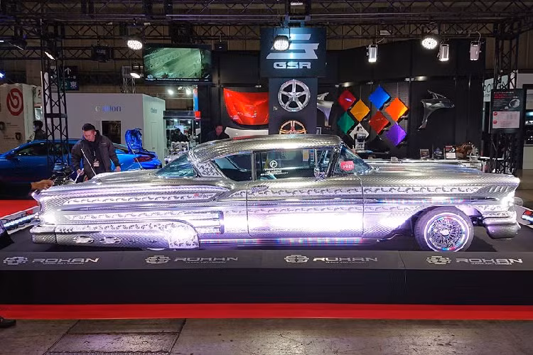 Chiếc xe Chevrolet Impala 1958 này đã xuất hiện tại Bảo tàng Ô tô San Deigo với vẻ ngoại thất tương tự như 2 sản phẩm Subaru WRX STI và Nissan GT-R, từng được chế tạo bởi nhà độ này cách đây vài năm. Theo những hình ảnh xuất hiện trong video bên dưới, các nghệ nhân bậc thầy dường như đã chạm khắc trực tiếp lên phần body của chiếc xe.