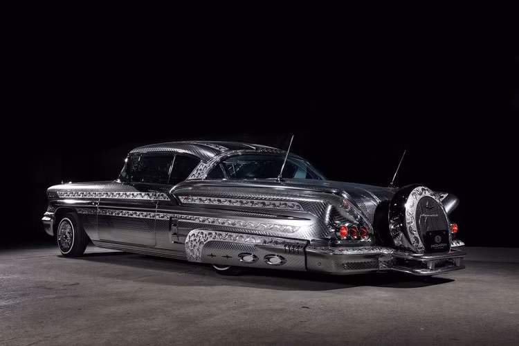 Các họa sĩ đã sử dụng các tấm Stencil (một loại tấm thép không gỉ được cắt bằng laser để tạo ra các lỗ) trên body của chiếc xe Chevrolet Impala hàng độc để tạo hiệu ứng như thể những đường chạm khắc. 