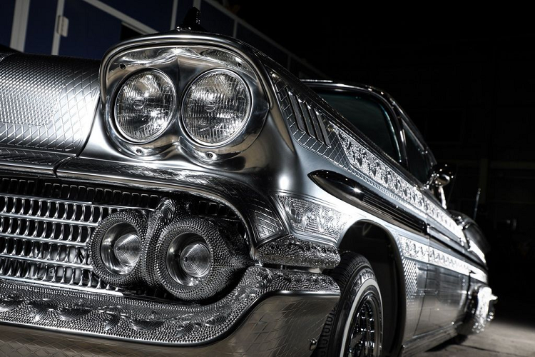 Nhưng thay vào đó, chiếc Impala đời 1958 này được trang trí bằng công nghệ sơn 3D, được hoàn thiện tỉ mỉ với các sắc thái màu bạc khác nhau. 