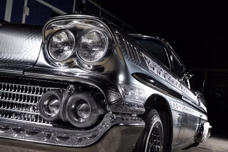 Nhưng thay vào đó, chiếc Impala đời 1958 này được trang trí bằng công nghệ sơn 3D, được hoàn thiện tỉ mỉ với các sắc thái màu bạc khác nhau. 