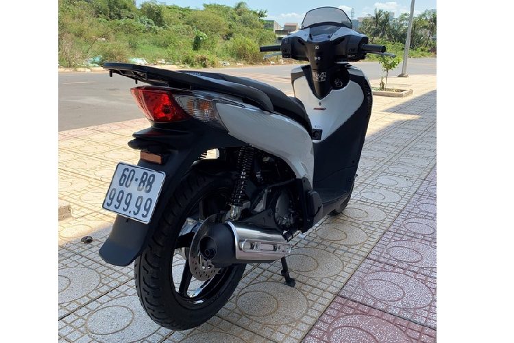 Dân chơi xe biển đẹp từng biết đến chiếc Honda SH 150i nhập khẩu Italy đời 2012 mang biển kiểm soát "ngũ quý 9" tại Đồng Nai được chào giá 1,2 tỷ đồng. Chủ nhân của chiếc xe ga Honda SH biển ngũ quý 9 này là anh Võ Thanh Tâm. Anh Tâm cho hay đã có người từng trả chiếc xe giá 1 tỷ đồng nhưng phải thêm 200 triệu cho tròn 1,2 tỷ đồng mới bán.