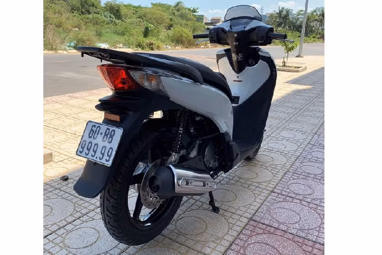 Dân chơi xe biển đẹp từng biết đến chiếc Honda SH 150i nhập khẩu Italy đời 2012 mang biển kiểm soát "ngũ quý 9" tại Đồng Nai được chào giá 1,2 tỷ đồng. Chủ nhân của chiếc xe ga Honda SH biển ngũ quý 9 này là anh Võ Thanh Tâm. Anh Tâm cho hay đã có người từng trả chiếc xe giá 1 tỷ đồng nhưng phải thêm 200 triệu cho tròn 1,2 tỷ đồng mới bán.