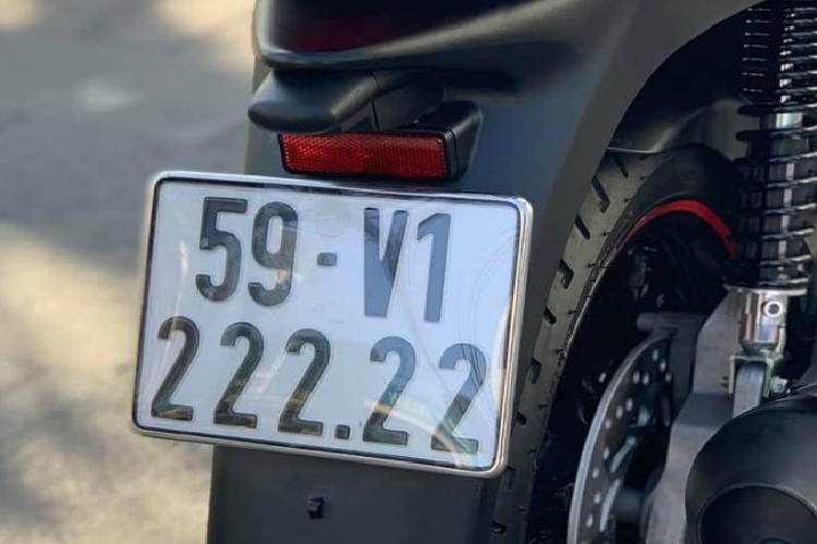 Tháng 7 vừa qua, một dân chơi ở Sài thành đã rao bán chiếc xe tay ga Honda SH 150i màu trắng đen nhập từ Italy mang biển số ngũ quý 2 với giá siêu đắt gây xôn xao dư luận. Chiếc xe được cho là sản phẩm nhập khẩu từ Italy từ năm 2011. Chủ xe cho biết xe vẫn còn nguyên bản. Xe được rao bán với mức giá 535 triệu đồng.